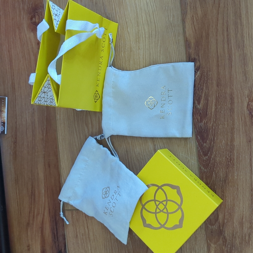 Kendra Scott packaging